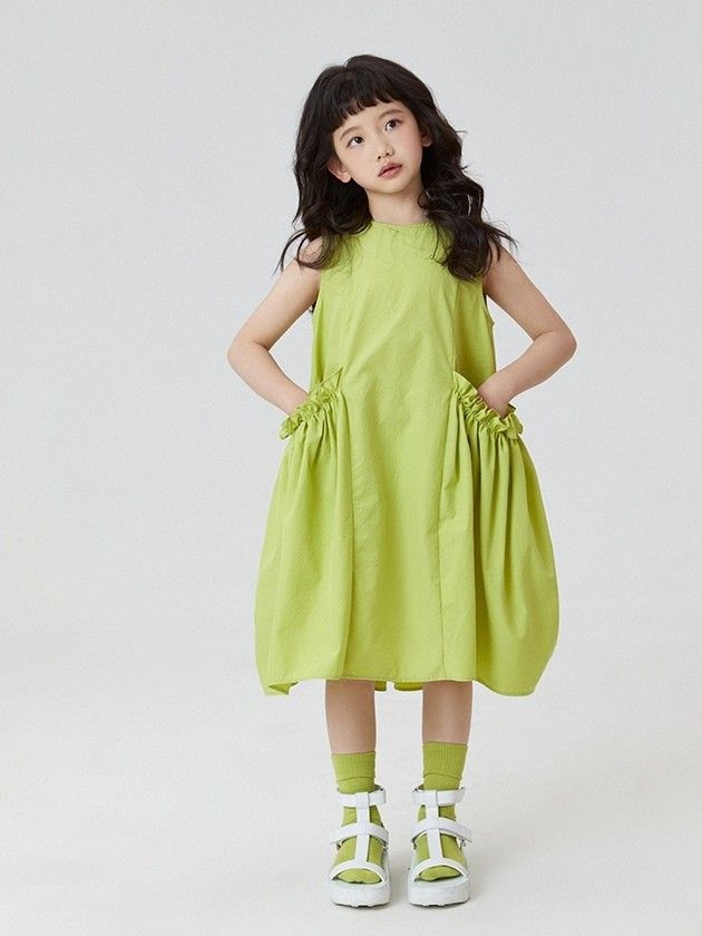 Stylish toddler dress with gathered pockets